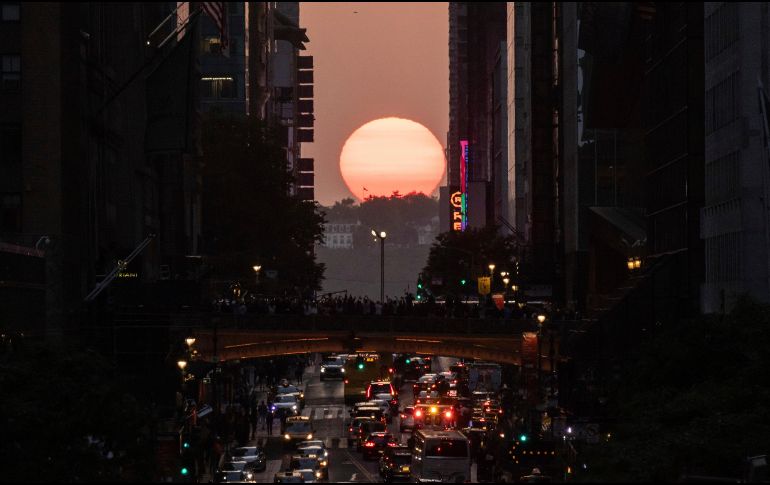 El sol se oculta entre los edificios de 42nd Street en Nueva York durante el fenómeno conocido como 