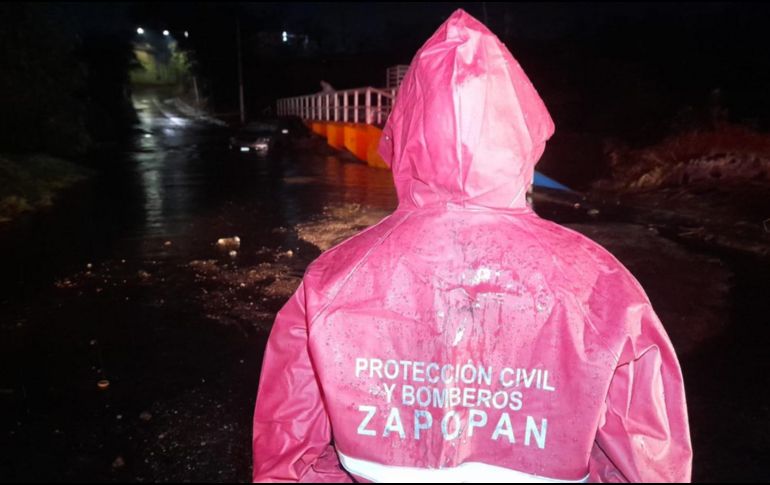 Bomberos de Zapopan auxiliaron a una persona cuyo auto quedó varado en el canal de prolongación Río Blanco y avenida Las Torres. ESPECIAL