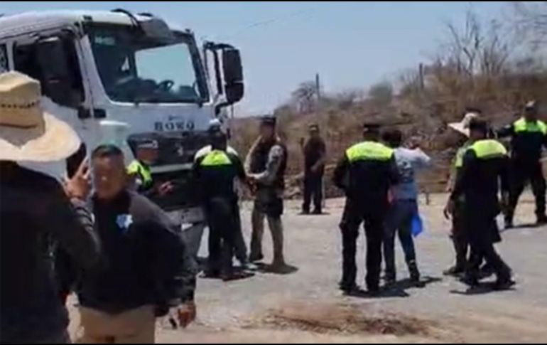 Por la mañana, los trabajadores de la empresa intentaron entrar a la base de transferencia pero el personal del Ayuntamiento les impidió el paso y comenzaron a hacerse palabras. ESPECIAL