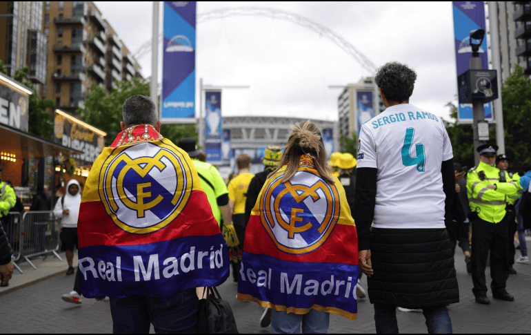 Fans del Real Madrid llegan a Wembley para presenciar la final de la Champions. EFE / N. Hall