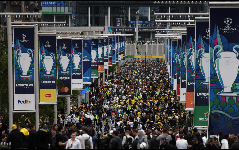 Miles de aficionados esperan a las afueras del Estadio de Wembley para presenciar el partido. EFE / N. Hall