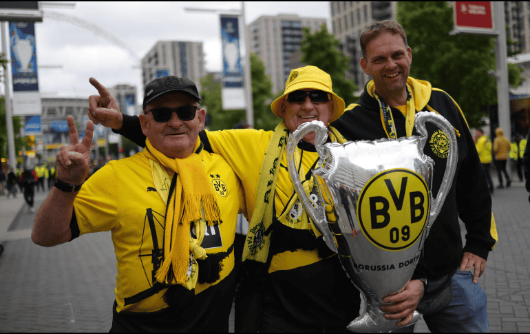 Fans del Borussia Dortmund también arribaron a Wembley para el encuentro. EFE / N. Hall