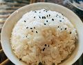 El índice glucémico del arroz integral es menor gracias a que su aporte de este nutriente ralentiza la digestión y la posterior absorción de carbohidratos. ESPECIAL / Foto de Markus Winkler en Unsplash