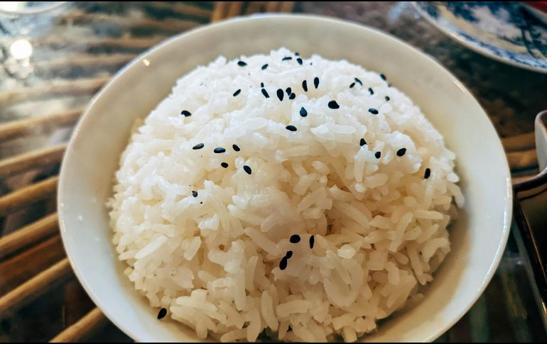 El índice glucémico del arroz integral es menor gracias a que su aporte de este nutriente ralentiza la digestión y la posterior absorción de carbohidratos. ESPECIAL / Foto de Markus Winkler en Unsplash