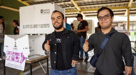 José Guadalupe Plascencia y su hermano Juan Luis, votaron por primera vez en una casilla adaptada. EL INFORMADOR/ H. Figueroa.