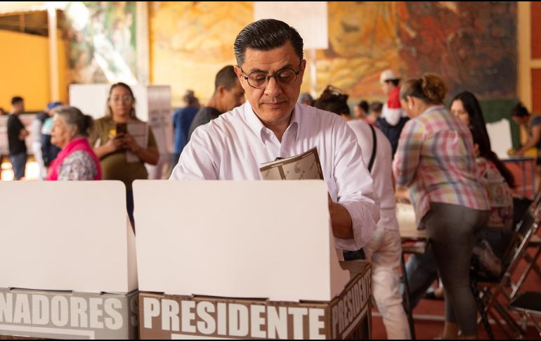 El candidato de la coalición Sigamos Haciendo Historia en Jalisco emitió su voto. ESPECIAL