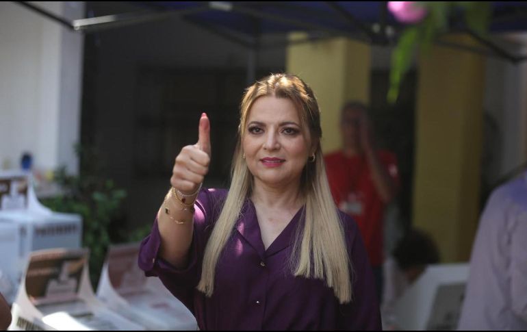 La candidata a gubernatura de la coalición Sigamos Haciendo Historia emitió su voto. ESPECIAL