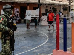 Miembros del Ejercito Mexicano resguardan a ciudadanos que emiten su voto en las elecciones en un colegio electoral, en el municipio de Coyuca de Benítez, en Guerrero. EFE/D. Guzmán.
