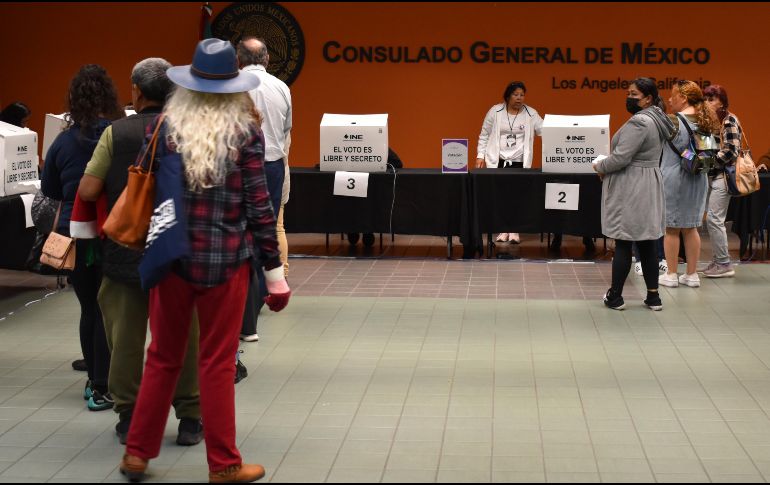 Los veinte consulados operativos en el país, en los que se ha podido votar presencialmente por primera vez el mismo día de las elecciones, se han visto sobrepasados. EFE / O. Guzmán