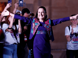 Claudia Sheinbaum, ganadora de la elección, saluda a simpatizantes la madrugada de este lunes en la plancha del Zócalo en la Ciudad de México. EFE/M. Guzmán.