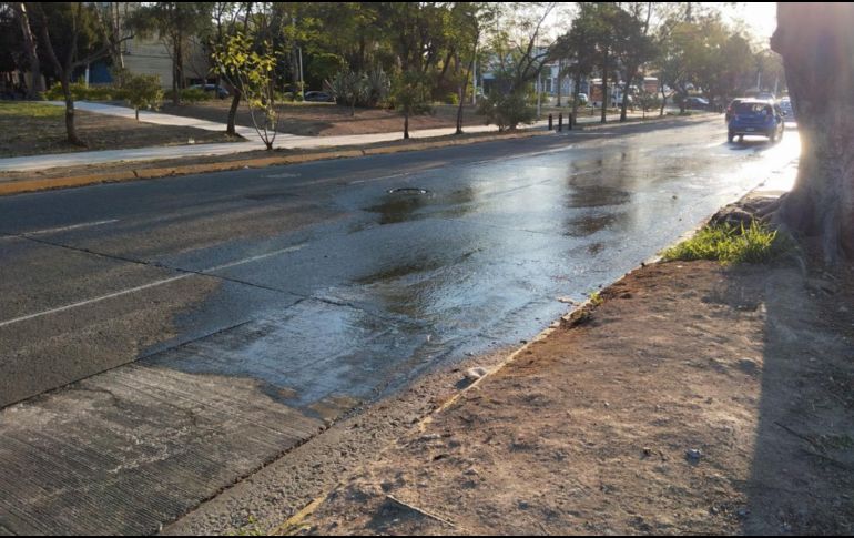 Ciudadanos de los distintos municipios del AMG reportaron fugas de agua en la red del SIAPA. ESPECIAL