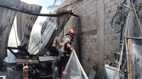 El fuego fue controlado por los bomberos de Zapopan antes de que llegara a la bodega, pero por el efecto de la radiación algunos de los plásticos del negocio se derritieron. ESPECIAL.