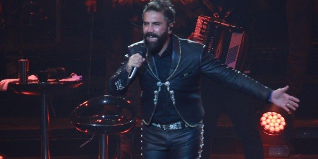 Alejandro Fernandez raises controversy because of the way he dresses