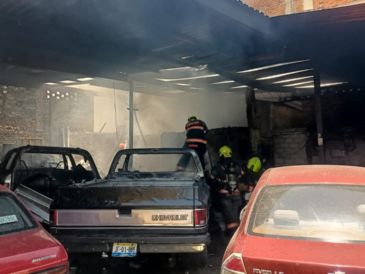 Los bomberos arribaron y comenzaron a controlar las llamas, pero a decir del Comandante de Protección Civil y Zapopan, Darío Díaz, cuando llegaron el fuego ya se había propagado dos de los vehículos. ESPECIAL