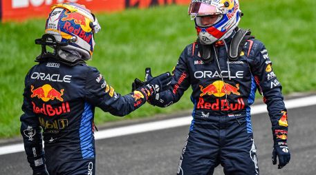 Max Verstappen y Checo Pérez intentarán que las aguas vuelvan a su cauce para la dominante escudería austriaca en el Gran Premio de Canadá 2024. AFP / ARCHIVO