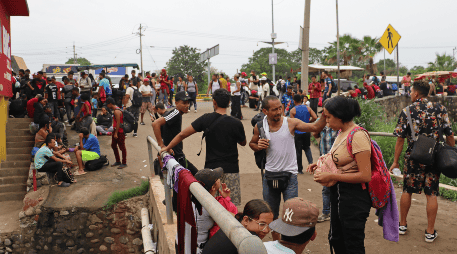 Migrantes permanecen varados en espera de resolver su situación migratoria. EFE/Juan Manuel Blanco