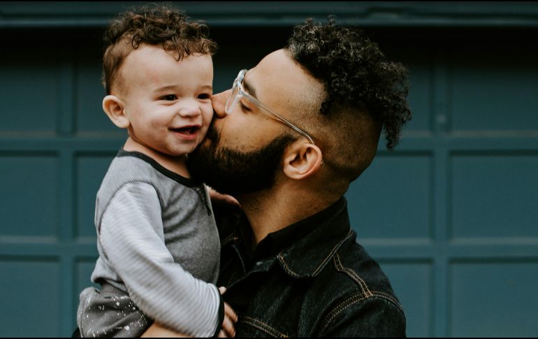 En la actualidad se trabaja sobre el papel de la paternidad en la construcción de identidades masculinas positivas y no restrictivas. UNSPLASH/Kelly Sikkema