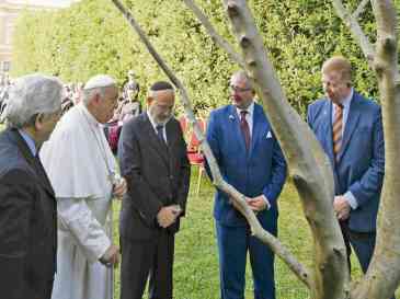 Papa Francisco orando por la paz en Medio Oriente en los Jardines del Vaticano. EFE