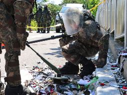 Soldados surcoreanos con equipo de protección revisan la basura de un globo, presuntamente enviado por  Corea del Norte. AP