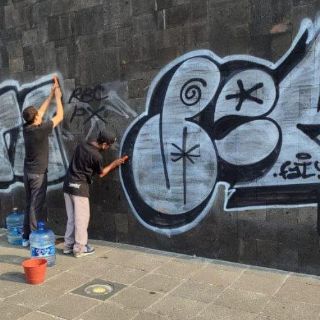 Obligan a limpiar grafiti en Monumento a la Bandera