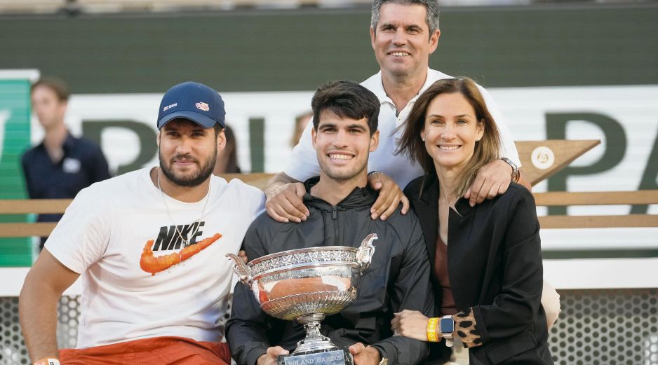 “Carlitos” celebró su primer título de Roland Garros acompañado de su madre Virginia, su padre Carlos y su hermano Álvaro. AP