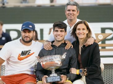 “Carlitos” celebró su primer título de Roland Garros acompañado de su madre Virginia, su padre Carlos y su hermano Álvaro. AP
