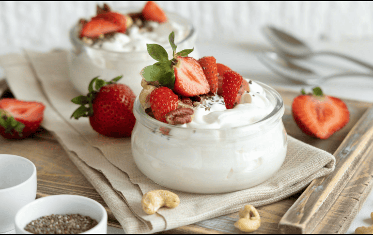 Es importante elegir variedades de yogur que sean bajas en azúcares añadidos y grasas saturadas para maximizar sus beneficios nutricionales. CANVA