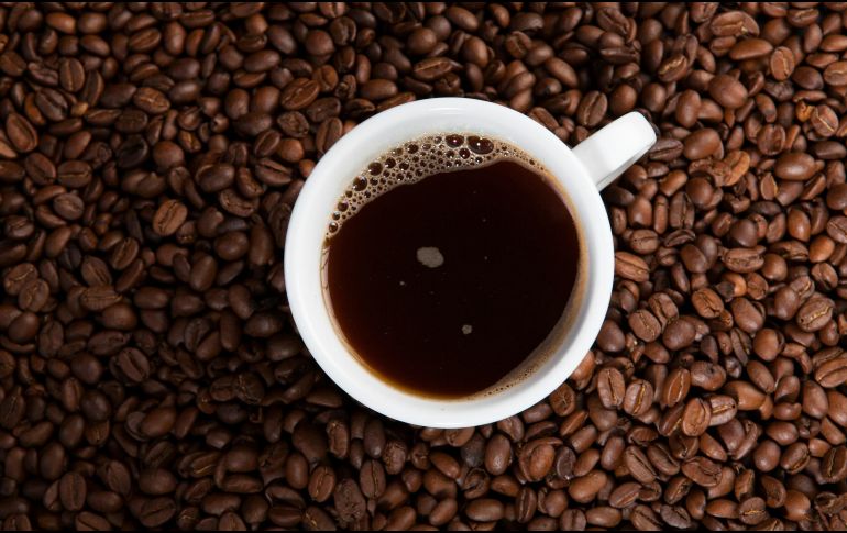 Beber café es una práctica sana cuando se realiza según las recomendaciones de los especialistas. ESPECIAL / Foto de Raimond Klavins en Unsplash