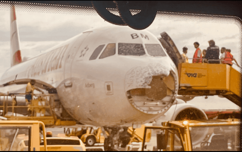 La aerolínea Austrian Airlines informó que la aeronave atravesó una tormenta que provocó daños graves. ESPECIAL.