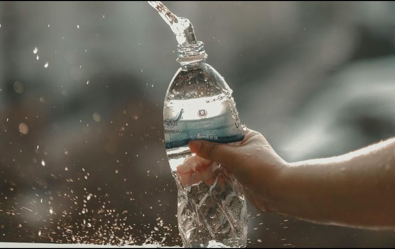 ¿Eres consumidor de agua alcalina? Aquí te decimos si es mejor o no. UNSPLASH / N. Manadee