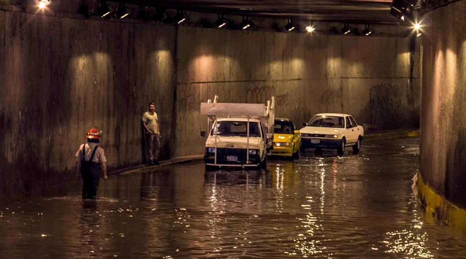 En el Área Metropolitana de Guadalajara hay al menos 30 pasos a desnivel que ante una tormenta se vuelven peligrosos para los habitantes. EL INFORMADOR / ARCHIVO