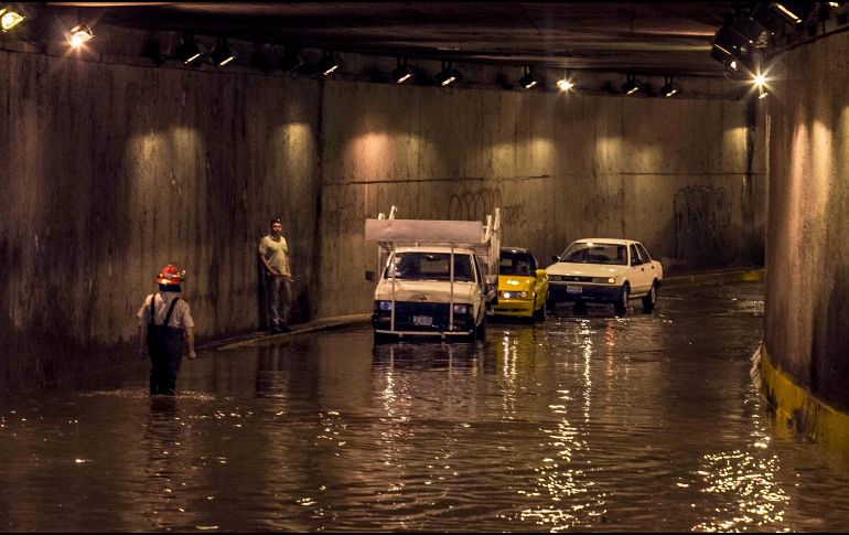 En el Área Metropolitana de Guadalajara hay al menos 30 pasos a desnivel que ante una tormenta se vuelven peligrosos para los habitantes. EL INFORMADOR / ARCHIVO