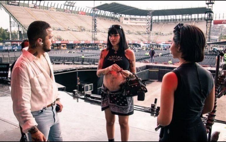 Una de las fotos más comentadas en redes por los cibernautas es en la que aparece Christian Nodal, Cazzu embarazada y Ángela Aguilar en el escenario del Foro Sol. ESPECIAL / X