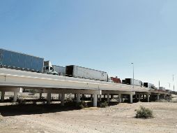Filas de camiones en el Puente Internacional Zaragoza, ayer en Ciudad Juárez. EFE