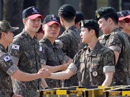 Jin de BTS se despide del cuartel en el que presentó su servicio militar obligatorio. EFE / EPA / YONHAP