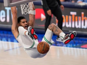 Jayson Tatum anotó 31 puntos, Jaylen Brown agregó 30 y los Celtics de Boston soportaron apenas un intento furioso de remontada de los Mavericks. AP/ S. Hodde.