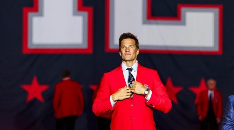 Brady vistió la tradicional chaqueta roja de los integrantes del recinto de sus inmortales. X/Patriots
