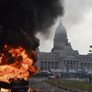 Senado argentino aprueba en lo general reformas de Milei, en medio de violentas protestas