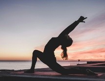 Llevar a cabo técnicas de relajación muscular ayuda a que el estrés y los malos pensamientos desaparezcan de tu cuerpo y tu mente. Unsplash