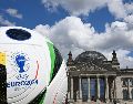 La UEFA dijo que haría más extensas las explicaciones sobre las decisiones arbitrales a los equipos, y que únicamente los capitanes podrán acercarse a los silbantes para discutirlas. AFP / R. Hirschberger