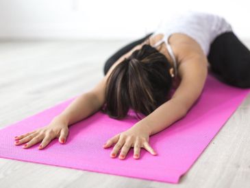 Según los especialistas de Harvard, el yoga no solo mejora la salud física sino también la mental, ayudando a reducir la ansiedad y el estrés a través de la combinación de posturas físicas, respiración controlada y meditación. Pixabay