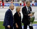 Heidi, la viuda de Beckenbauer acompañó a Bernard Dietz y Jurgen Klinsmann en el homenaje. EFE/R. Wittek