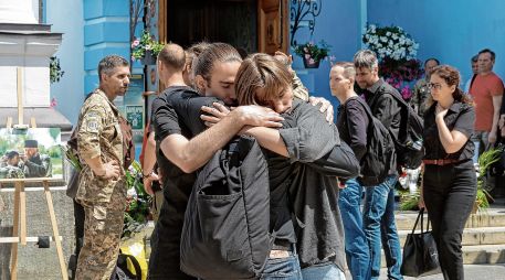 Mientras los líderes deciden, ucranianos despiden a familiares muertos en combate. EFE