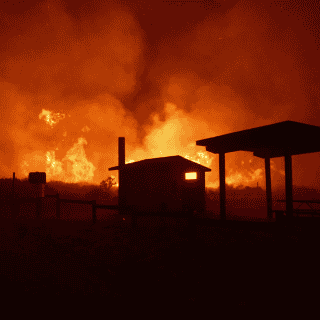 Evacúan a más de mil personas por un incendio forestal a las afueras de Los Ángeles
