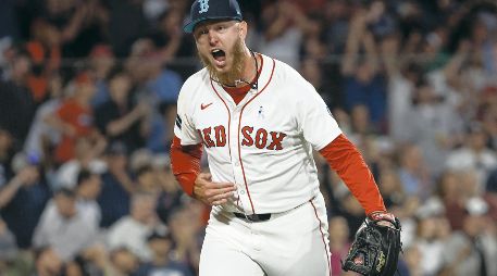 Zack Kelly desatoró un séptimo inning complicado para Boston al no permitir daño con casa llena. AFP