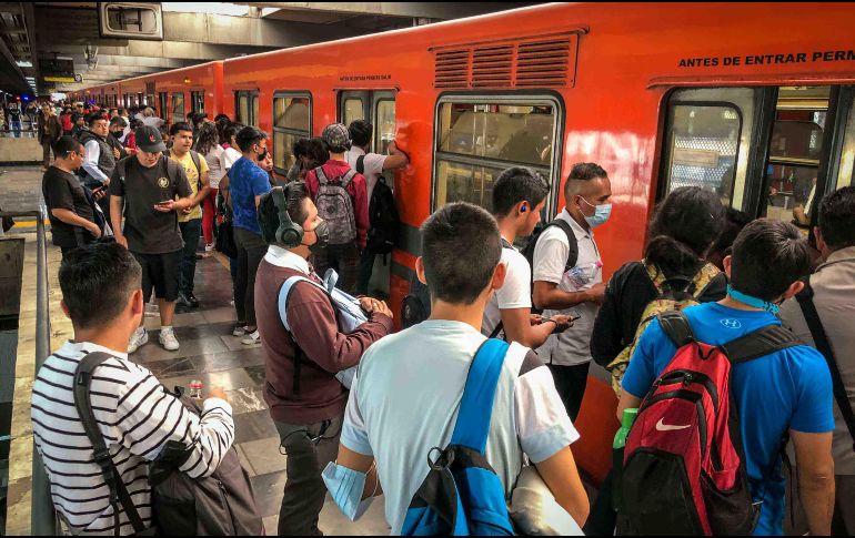 Los usuarios reportan que los trenes ‘hacen base’ al detenerse hasta por 5 minutos en cada estación. SUN / ARCHIVO