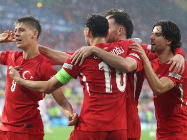 El partido celebrado en Dortmund se definió con un par de golazos turcos; en el descuento se anotó el tercero. EFE / EPA / CHRISTOPHER NEUNDORF