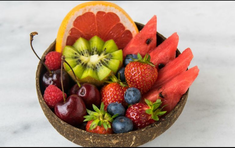 Más allá de que algunas frutas son utilizadas por lo general para preparar jugos, Fung recomienda consumirlas enteras. Unsplash
