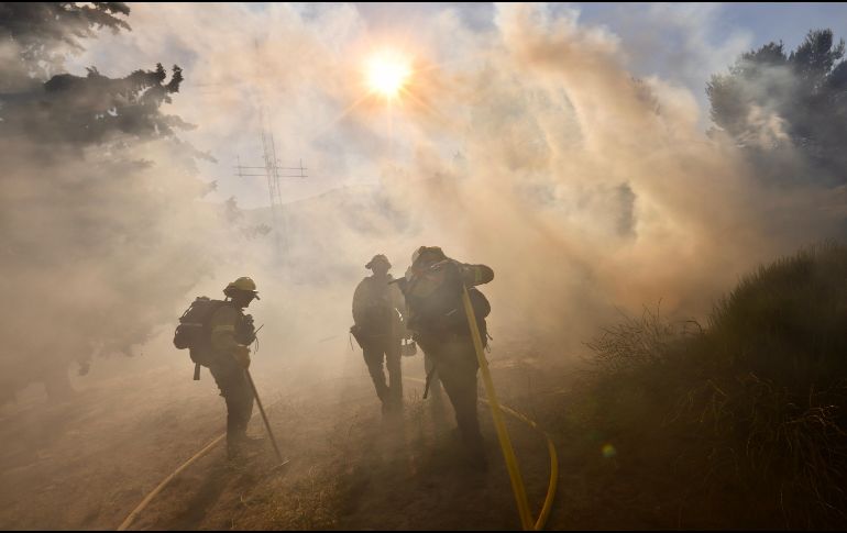 Bomberos operando en el sitio del incendio Post, en Gorman, a unos 100 kilómetros en el norte de Los Angeles, California, Estados Unidos. Xinhua
