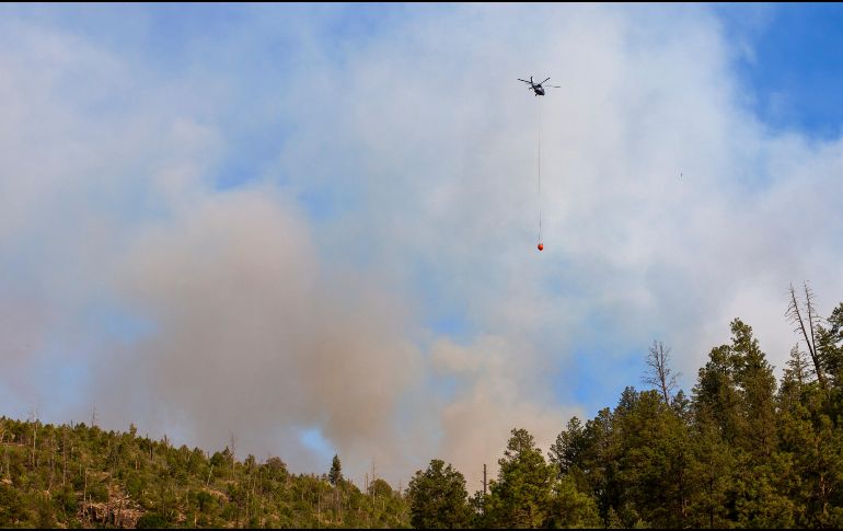 Un helicóptero sobrevuela la zona de un incendio forestal, el martes 18 de junio de 2024, en Ruidoso, Nuevo Mexico. AP Foto/Andres Leighton